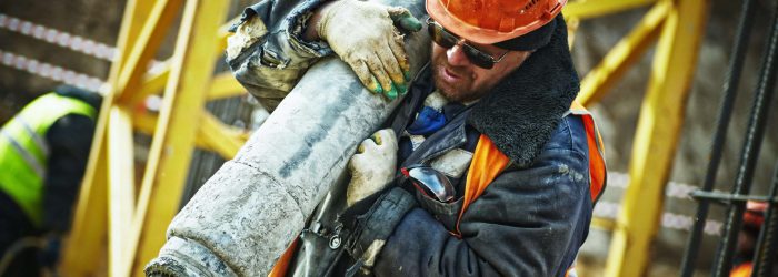 BPA-Energia-SRL-progettazione-realizzazione-edilizia-e-di-infrastrutture-a-Sassari-e-in-Sardegna uomo impegnato in un'opera di bitumazione